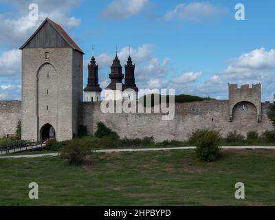 Visby City mittelalterliche Wehrmauer und Turm mit Türmen der Marienkathedrale dahinter. Stockfoto