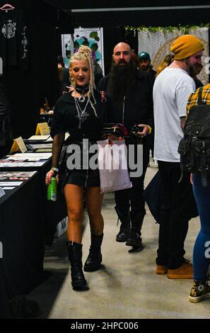 Brighton , UK 20th February 2022 - Besucher genießen die jährliche Brighton Tattoo Convention 13th, an der über 350 Künstler an diesem Wochenende teilgenommen haben : Credit Simon Dack / Alamy Live News Stockfoto