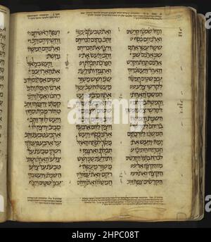 Der Damaskus-Pentateuch (Keter Dameseq oder Krone von Damaskus) ist ein hebräischer Bibelcodex aus dem 10th. Jahrhundert, der aus dem fast vollständigen Pentateuch, den fünf Büchern Moses, besteht. Er wurde von einem unbekannten Schreiber kopiert, der mit masoretischen Annotationen übersät ist. Das Manuskript ist am Anfang defekt, da es mit 1. Mose 9:26 beginnt, und 2. Mose 18:1-23 fehlt ebenfalls. 1975 wurde es von der Jüdischen National- und Universitätsbibliothek, Jerusalem, erworben, die 2008 ihren Namen in 'National Library of Israel' änderte. Der Codex wurde 1978 in einer großen, zweibändigen Faksimile-Ausgabe veröffentlicht. Es sollte nicht c sein Stockfoto