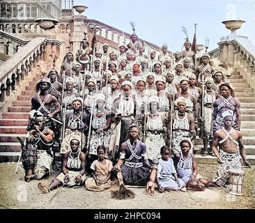 Maschinell colorierte Dahomeyan Amazonen das Königreich Dahomey war ein westafrikanisches Königreich, das sich im heutigen Benin befand und von ungefähr 1600 bis 1904 existierte. Dahomey entwickelte sich im frühen 17th. Jahrhundert auf dem Abomey-Plateau unter den Fon-Völkern und wurde im 18th. Jahrhundert durch die Eroberung wichtiger Städte an der Atlantikküste zu einer regionalen Macht. Aus dem Buch The living Races of Mankind; Band 2 von Henry Neville Hutchinson, veröffentlicht 1901 in London von Hutchinson & Co Stockfoto