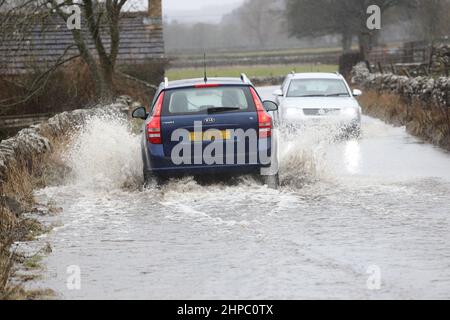 Teesdale, County Durham, Großbritannien. 20th. Februar 2022. Wetter in Großbritannien. Mit einer gelben Wetterwarnung vor Regen ist die Überschwemmung der B6277 betroffen, die jetzt aufgrund einer Überschwemmung zwischen Middleton-in-Teesdale und High Force undurchschaubar ist, wobei mindestens ein Fahrzeug in diesem Abschnitt im Flutwasser abgelegt wurde. Kredit: David Forster/Alamy Live Nachrichten Stockfoto