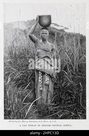 Eine Yao-Frau aus dem britischen Zentralafrika.das Yao-Volk, waYao, ist eine große ethnische und sprachliche Gruppe der Bantu am südlichen Ende des Malawisees, Die eine wichtige Rolle in der Geschichte Südostasiens während des 19th. Jahrhunderts gespielt haben. Aus dem Buch „die lebenden Rassen der Menschheit“ eine beliebte illustrierte Darstellung der Bräuche, Gewohnheiten, Verfolgungen, Feste und Zeremonien der Rassen der Menschheit auf der ganzen Welt von Sir Harry Hamilton Johnston, Und Henry Neville Hutchinson Veröffentlicht in London von Hutchinson & Co. Im Jahr 1902 Stockfoto