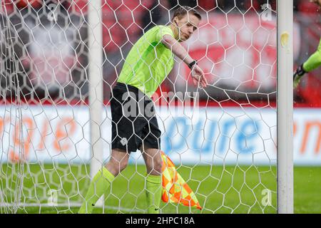 ENSCHEDE, NIEDERLANDE - 20. FEBRUAR: Assistenzschiedsrichter Joris Westhof beim niederländischen Eredivisie-Spiel zwischen dem FC Twente und Schieß los. Eagles am 20. Februar 2022 in Enschede, Niederlande (Foto: Peter Lous/Orange Picles) Stockfoto