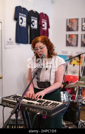 Edinburgh, Schottland. So 20 Februar 2022. Die Kammerpoppband Modern Studies treten im Musikgeschäft Assai Records in Edinburgh auf, um die Veröffentlichung ihres neuesten Albums ‘We Are There’ zu promoten. Modern Studies bei dieser Show waren Emily Scott (Keyboard/Vocals), Joe Smillie (Drums/Vocals) und Pete Harvey (Bass). Sie sind beim Plattenlabel Fire Records unter Vertrag und haben bereits die Alben Swell To Great (2016), Welcome Strangers (2018), Emergent Slow Arcs mit Tommy Perman (2019) und The Weight of The Sun (2020) veröffentlicht. Stockfoto