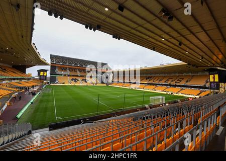 Eine allgemeine Ansicht des Molineux Stadions, der Heimat von Wolverhampton Wanderers vor ihrem Spiel gegen Leicester City in Wolverhampton, Vereinigtes Königreich am 2/20/2022. (Foto von Simon Whitehead/News Images/Sipa USA) Stockfoto