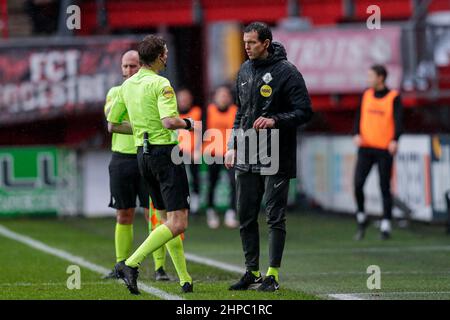 ENSCHEDE, NIEDERLANDE - 20. FEBRUAR: Schiedsrichter Martin van den Kerkhof, vierter Beamter Richard Martens während des niederländischen Eredivisie-Spiels zwischen dem FC Twente und Schieß los. Eagles am 20. Februar 2022 in Enschede, Niederlande (Foto: Peter Lous/Orange Picles) Stockfoto