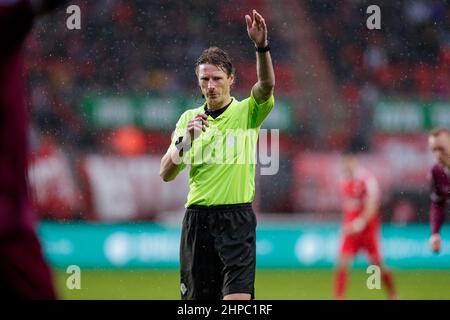 ENSCHEDE, NIEDERLANDE - 20. FEBRUAR: Schiedsrichter Martin van den Kerkhof während des niederländischen Eredivisie-Spiels zwischen dem FC Twente und Schieß los. Eagles am 20. Februar 2022 in Enschede, Niederlande (Foto: Peter Lous/Orange Picles) Stockfoto