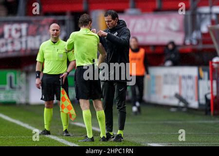 ENSCHEDE, NIEDERLANDE - 20. FEBRUAR: Schiedsrichter Martin van den Kerkhof, vierter Beamter Richard Martens während des niederländischen Eredivisie-Spiels zwischen dem FC Twente und Schieß los. Eagles am 20. Februar 2022 in Enschede, Niederlande (Foto: Peter Lous/Orange Picles) Stockfoto