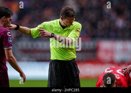 ENSCHEDE, NIEDERLANDE - 20. FEBRUAR: Schiedsrichter Martin van den Kerkhof während des niederländischen Eredivisie-Spiels zwischen dem FC Twente und Schieß los. Eagles am 20. Februar 2022 in Enschede, Niederlande (Foto: Peter Lous/Orange Picles) Stockfoto