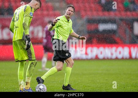 ENSCHEDE, NIEDERLANDE - 20. FEBRUAR: Schiedsrichter Martin van den Kerkhof während des niederländischen Eredivisie-Spiels zwischen dem FC Twente und Schieß los. Eagles am 20. Februar 2022 in Enschede, Niederlande (Foto: Peter Lous/Orange Picles) Stockfoto