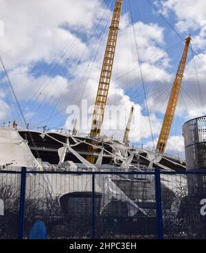 London, Großbritannien. 18th. Februar 2022. Sturm Eunice zerstört einen Teil des O2 Arena Dachs. Stockfoto