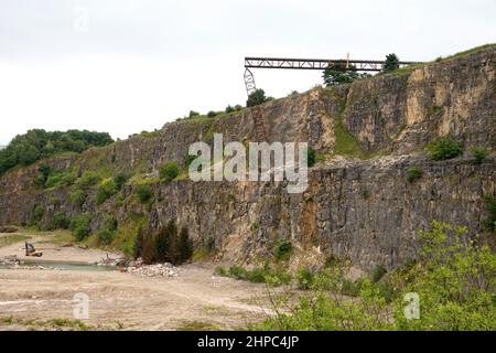 Eine gefälschte Eisenbahnbrücke, die über einem stillgelegten Steinbruch im Peak District, Großbritannien, für einen Stunt mit einem Zugunfall für den Film Mission Impossible 7 gebaut wurde. Stockfoto