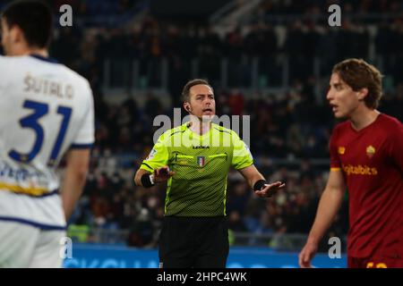 Rom, Italien 19th. Februar 2022: Pairetto-Schiedsrichter während des italienischen Fußballspiels der Serie A 202122 zwischen AS Roma und dem FC Hellas Verona im Olimpico-Stadion (Foto: Rafaele Conti/Pacific Press) Stockfoto