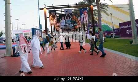 Doha, Katar. 19th. Februar 2022. Das Tennisdorf liegt zwischen den Gebäuden der Qatar Tennis Federation und den Spielerplätzen. Während der Spiele wurden verschiedene Aktivitäten für die Öffentlichkeit von Qatar ExxonMobil und anderen Sponsoren organisiert. Nach jedem Spiel gibt ExxonMobil Qatar mehreren glücklichen Zuschauern die Möglichkeit, Tennisbälle zu fangen, die von Tennisstars zufällig in die Menge serviert werden. (Foto: Sidhik Keerantakath/Pacific Press) Quelle: Pacific Press Media Production Corp./Alamy Live News Stockfoto