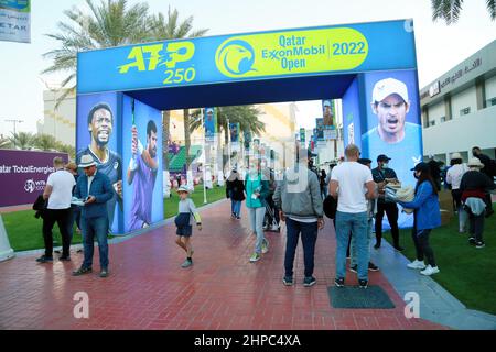 Doha, Katar. 19th. Februar 2022. Das Tennisdorf liegt zwischen den Gebäuden der Qatar Tennis Federation und den Spielerplätzen. Während der Spiele wurden verschiedene Aktivitäten für die Öffentlichkeit von Qatar ExxonMobil und anderen Sponsoren organisiert. Nach jedem Spiel gibt ExxonMobil Qatar mehreren glücklichen Zuschauern die Möglichkeit, Tennisbälle zu fangen, die von Tennisstars zufällig in die Menge serviert werden. (Foto: Sidhik Keerantakath/Pacific Press) Quelle: Pacific Press Media Production Corp./Alamy Live News Stockfoto