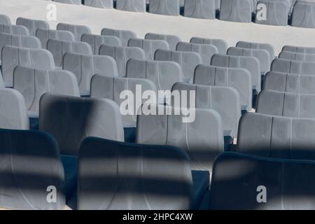 Blick von der Treppe auf Reihen von bequemen grauen Stühlen im Theater oder Kino. Stockfoto