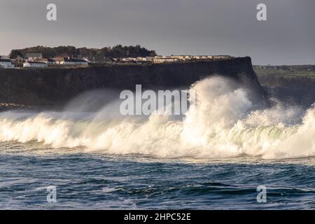Surfen ist oben in Ballycastle, County Antrim, Nordirland Stockfoto