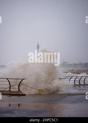 Blackpool, Großbritannien. 20th. Februar 2022. Wetternachrichten. Stürme und stürmische Meere schlagen die Kurstadt heute wieder, da für weite Teile des Landes noch mehr Wetterwarnungen in Kraft sind. Quelle: Gary Telford/Alamy Live News Stockfoto