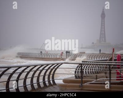 Blackpool, Großbritannien. 20th. Februar 2022. Wetternachrichten. Stürme und stürmische Meere schlagen die Kurstadt heute wieder, da für weite Teile des Landes noch mehr Wetterwarnungen in Kraft sind. Quelle: Gary Telford/Alamy Live News Stockfoto