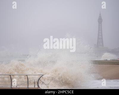 Blackpool, Großbritannien. 20th. Februar 2022. Wetternachrichten. Stürme und stürmische Meere schlagen die Kurstadt heute wieder, da für weite Teile des Landes noch mehr Wetterwarnungen in Kraft sind. Quelle: Gary Telford/Alamy Live News Stockfoto