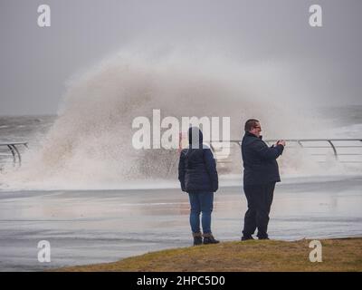 Blackpool, Großbritannien. 20th. Februar 2022. Wetternachrichten. Stürme und stürmische Meere schlagen die Kurstadt heute wieder, da für weite Teile des Landes noch mehr Wetterwarnungen in Kraft sind. Quelle: Gary Telford/Alamy Live News Stockfoto