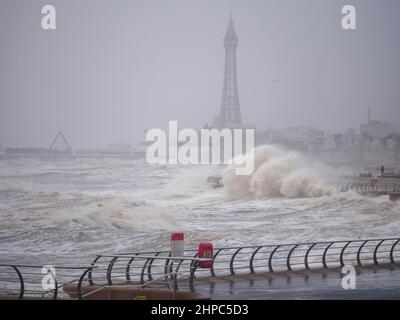 Blackpool, Großbritannien. 20th. Februar 2022. Wetternachrichten. Stürme und stürmische Meere schlagen die Kurstadt heute wieder, da für weite Teile des Landes noch mehr Wetterwarnungen in Kraft sind. Quelle: Gary Telford/Alamy Live News Stockfoto