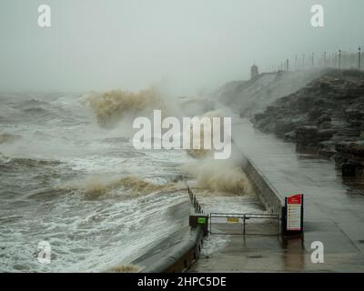 Blackpool, Großbritannien. 20th. Februar 2022. Wetternachrichten. Stürme und stürmische Meere schlagen die Kurstadt heute wieder, da für weite Teile des Landes noch mehr Wetterwarnungen in Kraft sind. Quelle: Gary Telford/Alamy Live News Stockfoto