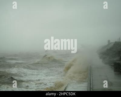 Blackpool, Großbritannien. 20th. Februar 2022. Wetternachrichten. Stürme und stürmische Meere schlagen die Kurstadt heute wieder, da für weite Teile des Landes noch mehr Wetterwarnungen in Kraft sind. Quelle: Gary Telford/Alamy Live News Stockfoto