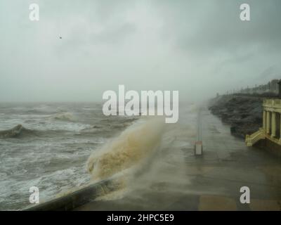 Blackpool, Großbritannien. 20th. Februar 2022. Wetternachrichten. Stürme und stürmische Meere schlagen die Kurstadt heute wieder, da für weite Teile des Landes noch mehr Wetterwarnungen in Kraft sind. Quelle: Gary Telford/Alamy Live News Stockfoto