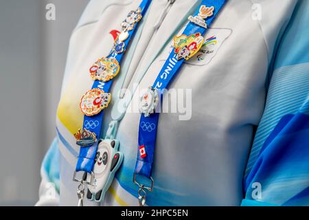 19. Februar 2022, Peking, Hebei, China: Ein Foto einer Gruppe von Event-Pins, die bei den Olympischen Winterspielen 2022 in Peking, Hebei, China, geteilt und gehandelt werden. (Bild: © Walter G. Arce Sr./ZUMA Press Wire) Stockfoto