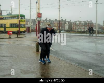 Blackpool, Großbritannien. 20th. Februar 2022. Wetternachrichten. Stürme und stürmische Meere schlagen die Kurstadt heute wieder, da für weite Teile des Landes noch mehr Wetterwarnungen in Kraft sind. Quelle: Gary Telford/Alamy Live News Stockfoto