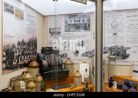 Curtis Museum, das Heimatkundemuseum im Stadtzentrum von Alton, Hampshire, England, Großbritannien. Ausstellung über Alton im 19th. Jahrhundert. Stockfoto