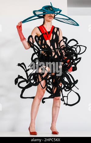 London, Großbritannien. 20th. Februar 2022. Fashion Scout x Lone Design Club präsentiert aufstrebende Designer des Slovak Fashion Council, darunter Sofia Turekova auf der 138 Long Acre in Covent Garden. Kredit: Imageplotter/Alamy Live Nachrichten Stockfoto