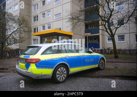 Hamburg, Deutschland. 20th. Februar 2022. Vor dem betroffenen Hochhaus ist ein Streifenwagen geparkt. Am Sonntag wurde in Hamburg-Niendorf eine Frau mit lebensbedrohlichen Stichverletzungen gefunden. Nach Angaben eines Sprechers hatte ein Bewohner im Flur Blut gesehen und die Notdienste benachrichtigt. Nach ersten Informationen wurde von einer Auseinandersetzung gesprochen, bei der eine Frau mit einem Messer verletzt worden war. Quelle: Jonas Walzberg/dpa/Alamy Live News Stockfoto