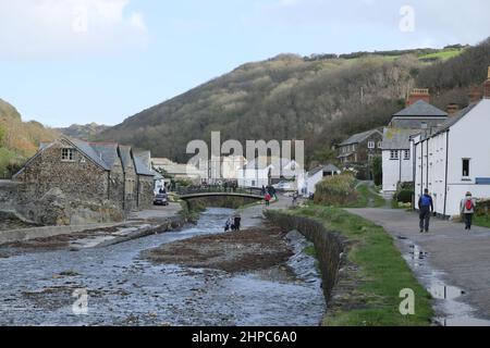 Boscastle, UK-October 2021: Boscastle ist ein Dorf und Fischereihafen an der Nordküste von Cornwall, England Stockfoto