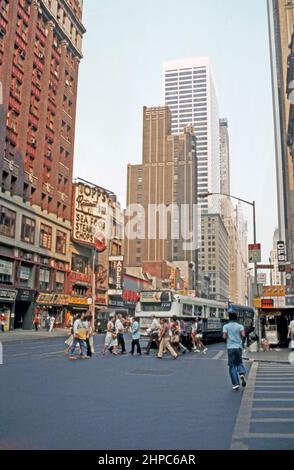 1980 Blick nach Süden auf den Broadway, New York City, USA. Diese Aussicht ist vom Times Square Bereich. In der Umgebung befinden sich zahlreiche Unternehmen, Geschäfte und Restaurants. Das Gebäude auf der linken Seite ist 1472 Broadway. Etwas weiter unten befindet sich das Topps Restaurant and Bar. In der Ferne befindet sich das Chrysler Building. Dieses Bild stammt aus einer alten Kodak Farbtransparenz, die von einem Amateurfotografen aufgenommen wurde – einem Vintage-Foto aus dem Jahr 1980s. Stockfoto