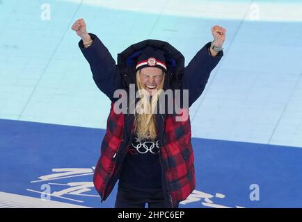 Peking, China. 20th. Februar 2022. Jessie Diggins aus den Vereinigten Staaten feiert den Gewinn einer Silbermedaille beim 30-Kilometer-Rennen der Frauen bei den Olympischen Abschlussfeiern im Nationalstadion bei den Olympischen Winterspielen 2022 in Peking am Sonntag, den 20. Februar 2022. Therese Johaug aus Norwegen, rechts, gewann Gold. Foto von Paul Hanna/UPI Credit: UPI/Alamy Live News Stockfoto