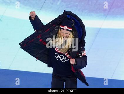 Peking, China. 20th. Februar 2022. Jessie Diggins aus den Vereinigten Staaten feiert den Gewinn einer Silbermedaille beim 30-Kilometer-Rennen der Frauen bei den Olympischen Abschlussfeiern im Nationalstadion bei den Olympischen Winterspielen 2022 in Peking am Sonntag, den 20. Februar 2022. Therese Johaug aus Norwegen, rechts, gewann Gold. Foto von Paul Hanna/UPI Credit: UPI/Alamy Live News Stockfoto