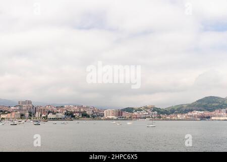 Mündung des Nervion in Getxo, in der Nähe von Bilbao im Baskenland Stockfoto