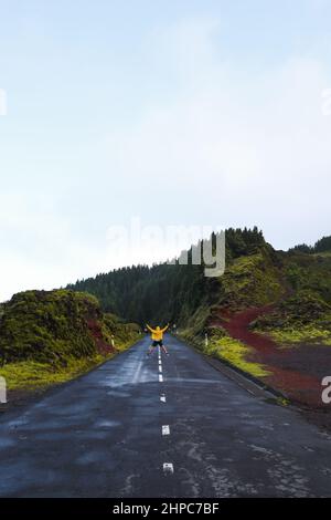 explorer springt auf einer Straße zwischen den Bergen auf der Insel São Miguel auf den Azoren, Portugal. Stockfoto