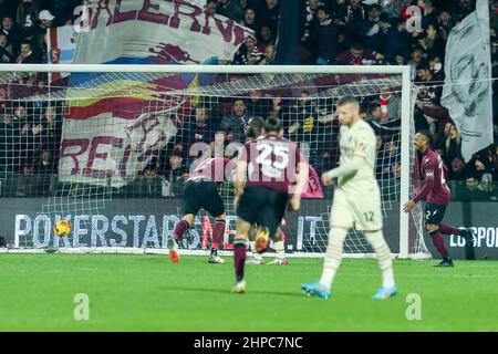 Salernitanas bosnischer Stürmer Milan Djuric punktet am 19. Februar 2022 im Arechi-Stadion in Salerno, Süditalien, beim Fußballspiel der Serie A zwischen Salernitana und Mailand gegen Mailand. Stockfoto