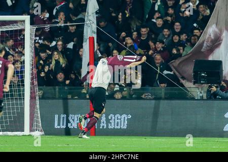 Der bosnische Stürmer von Salernitana, Milan Djuric, feiert am 19. Februar 2022 im Arechi-Stadion in Salerno, Süditalien, ein Tor während des Fußballspiels der Serie A zwischen Salernitana und Mailand. Stockfoto