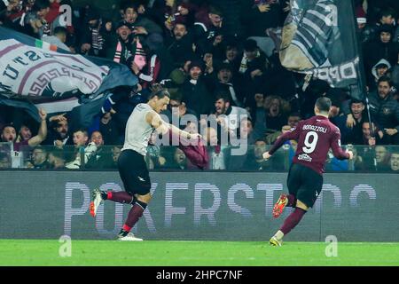 Der bosnische Stürmer von Salernitana, Milan Djuric, feiert am 19. Februar 2022 im Arechi-Stadion in Salerno, Süditalien, ein Tor während des Fußballspiels der Serie A zwischen Salernitana und Mailand. Stockfoto