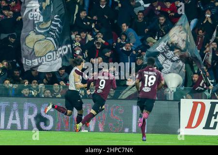 Der bosnische Stürmer von Salernitana, Milan Djuric, feiert am 19. Februar 2022 im Arechi-Stadion in Salerno, Süditalien, ein Tor während des Fußballspiels der Serie A zwischen Salernitana und Mailand. Stockfoto