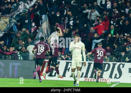 Der bosnische Stürmer von Salernitana, Milan Djuric, feiert am 19. Februar 2022 im Arechi-Stadion in Salerno, Süditalien, ein Tor während des Fußballspiels der Serie A zwischen Salernitana und Mailand. Stockfoto