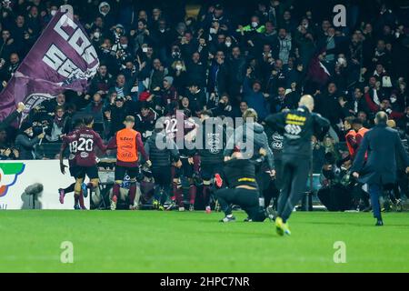 Der bosnische Stürmer von Salernitana, Milan Djuric, feiert am 19. Februar 2022 im Arechi-Stadion in Salerno, Süditalien, ein Tor während des Fußballspiels der Serie A zwischen Salernitana und Mailand. Stockfoto