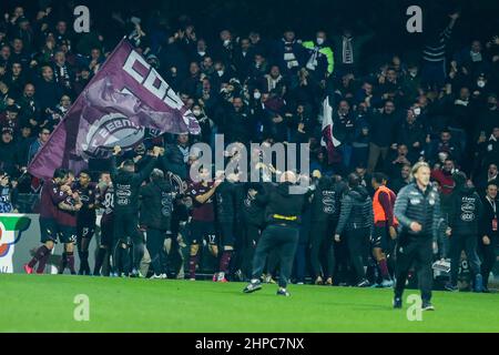 Der bosnische Stürmer von Salernitana, Milan Djuric, feiert am 19. Februar 2022 im Arechi-Stadion in Salerno, Süditalien, ein Tor während des Fußballspiels der Serie A zwischen Salernitana und Mailand. Stockfoto