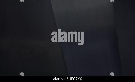 Dunkle, zerkratzte Metallplatten, geometrisches Lagenmuster. Abstrakter strukturierter Hintergrund mit metallischer Oberfläche in 4K Auflösung. Speicherplatz kopieren. Stockfoto
