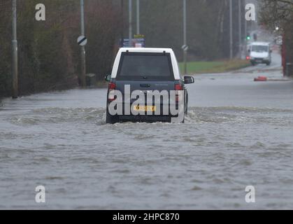 Castleford, West Yorkshire, Großbritannien. 20th. Februar 2022. Überschwemmungen in und um Castleford, West Yorkshire, Großbritannien. 20th. Februar 2022. 4x4 fährt durch überflutetes Wasser Credit: Craig Cresswell/Alamy Live News Stockfoto