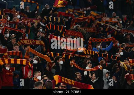 Rom, Rom, Italien. 19th. Februar 2022. Rom, Italien 19th. Februar 2022: ALS Roma-Fans während des italienischen Fußballspiels der Serie A 202122 zwischen AS Roma und dem FC Hellas Verona im Olimpico-Stadion (Foto: © Rafaele Conti/Pacific Press via ZUMA Press Wire) Stockfoto